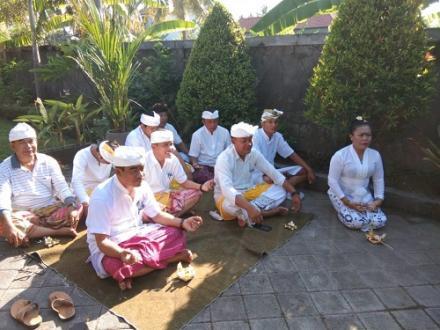 Sembahyang Bersama Di Kantor Perbekel Pengulon