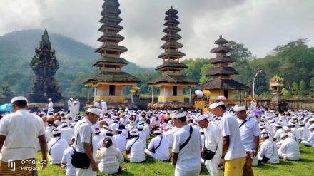 Upacara Pakelem serangkaian Pujawali Pura Agung Pulaki