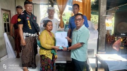 Perbekel Pengulon Menyerahkan Dokumen Kependudukan Berupa Akta Kematian dan Kartu Keluarga